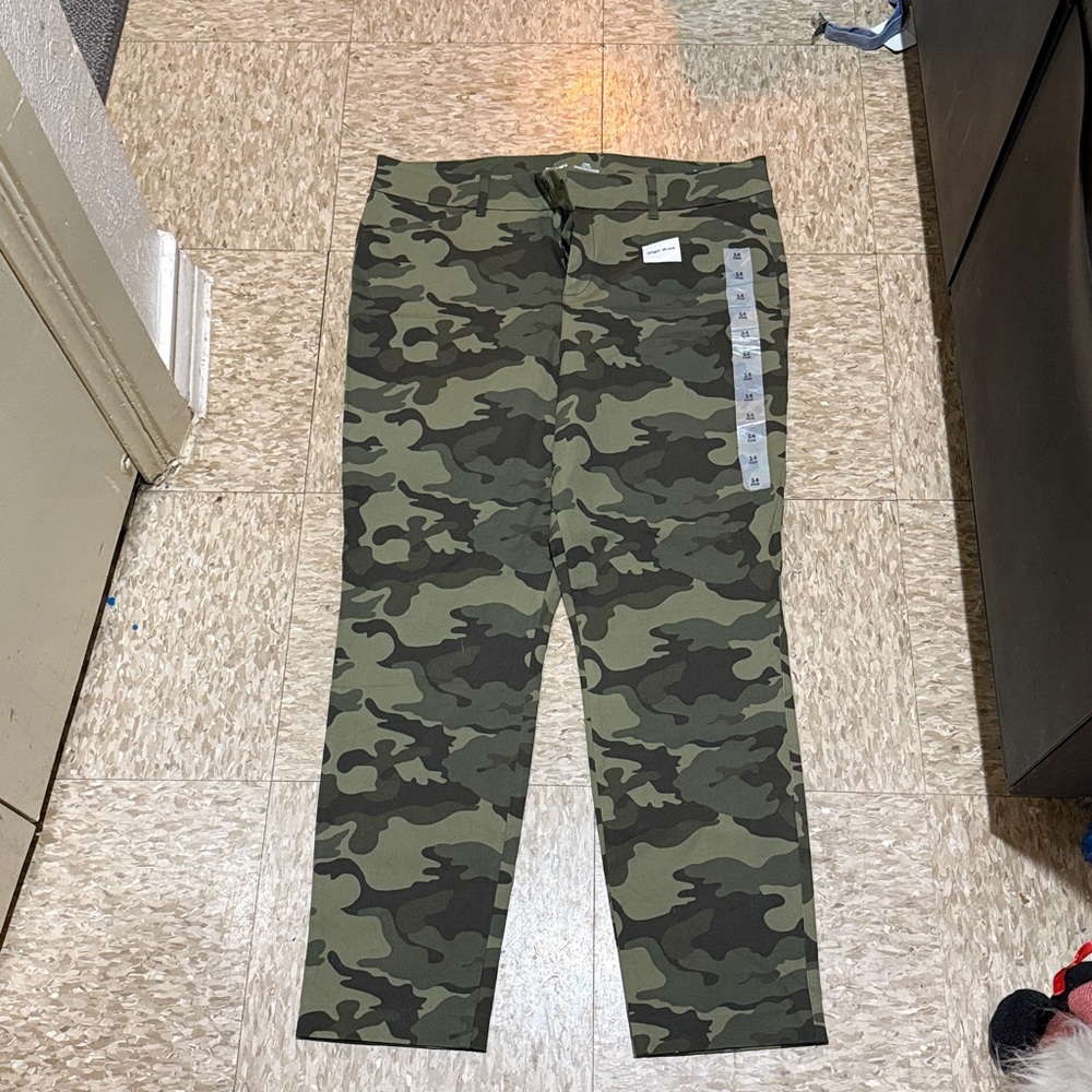 Old Navy Green Camouflage Pixie Pants